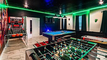 Family Oasis: Pool, Themed Rooms & Resort Access