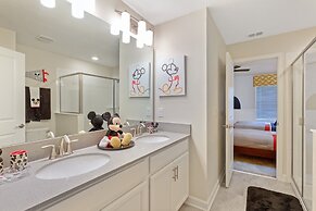 Luxe Champion's Gate Home w/ Pool, Spa, Gameroom