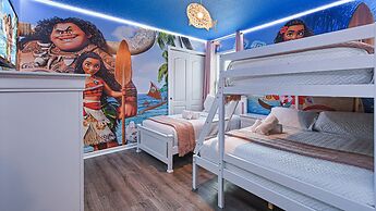 Family Fun: Pool, Spa & Theme Parks Nearby