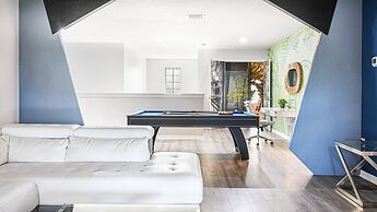 Family Fun: Pool, Spa & Theme Parks Nearby