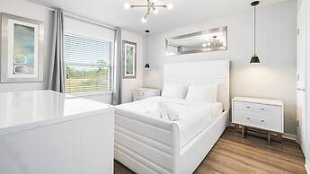 Family Fun: Pool, Spa & Theme Parks Nearby