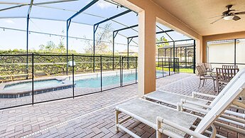 Family Fun: Pool, Spa & Theme Parks Nearby