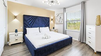 Family Fun: Pool, Spa & Theme Parks Nearby