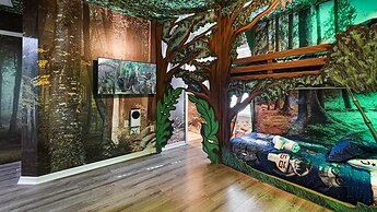 Family Fun: Pool, Spa & Theme Parks Nearby