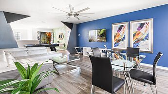 Family Fun: Pool, Spa & Theme Parks Nearby