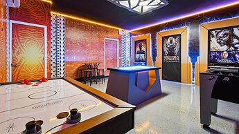 Family Fun: Pool, Spa & Theme Parks Nearby