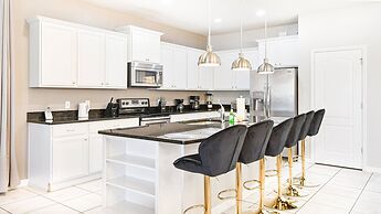 Family Fun: Pool, Spa & Theme Parks Nearby