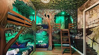 Family Fun: Pool, Spa & Theme Parks Nearby