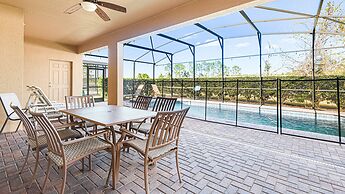 Family Fun: Pool, Spa & Theme Parks Nearby