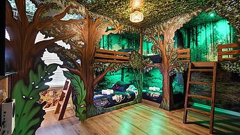 Family Fun: Pool, Spa & Theme Parks Nearby