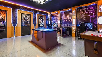 Family Fun: Pool, Spa & Theme Parks Nearby