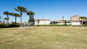 Family Fun: Pool, Spa & Theme Parks Nearby