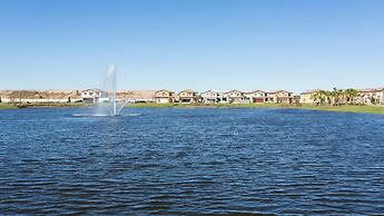 Family Fun: Pool, Spa & Theme Parks Nearby