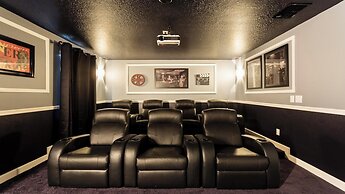 Opulent Villa, 10 Min to Disney, Pool & Spa