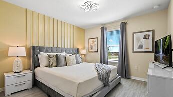 Opulent Villa With Pool & Spa, 10 Miles to Disney