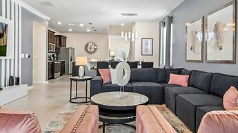 Opulent Villa With Pool & Spa, 10 Miles to Disney