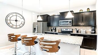 Windsor Greenview Home Pool SPA No Rear Neighbor!