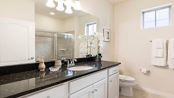 Bright & Spacious Home With Private Pool