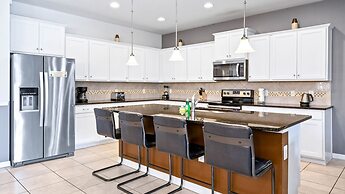 Bright & Spacious Home With Private Pool