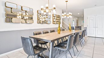 Bright & Spacious Home With Private Pool