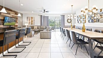 Bright & Spacious Home With Private Pool