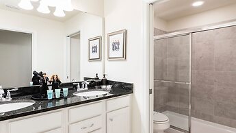 Bright & Spacious Home With Private Pool