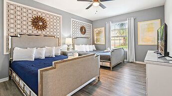 Bright & Spacious Home With Private Pool