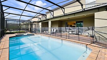 Bright & Spacious Home With Private Pool