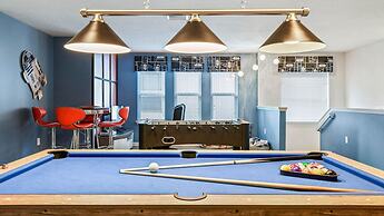 Bright & Spacious Home With Private Pool