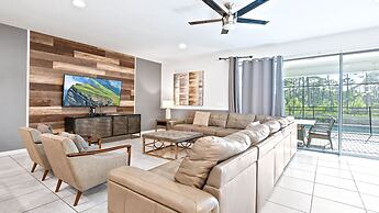 Bright & Spacious Home With Private Pool