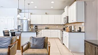 Bright & Spacious Home With Private Pool