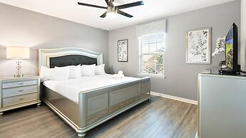 Bright & Spacious Home With Private Pool