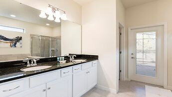 Bright & Spacious Home With Private Pool