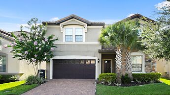 Bright & Spacious Home With Private Pool