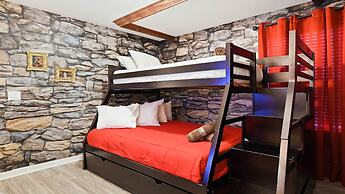 Bright & Spacious Home With Private Pool