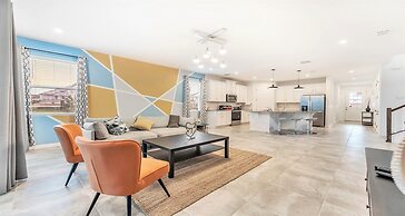 Family Oasis: Pool, Jacuzzi & Resort Access