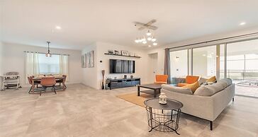 Family Oasis: Pool, Jacuzzi & Resort Access