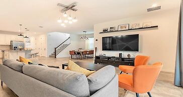 Family Oasis: Pool, Jacuzzi & Resort Access