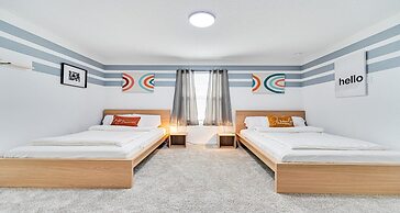 Family Oasis: Pool, Jacuzzi & Resort Access