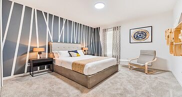 Family Oasis: Pool, Jacuzzi & Resort Access