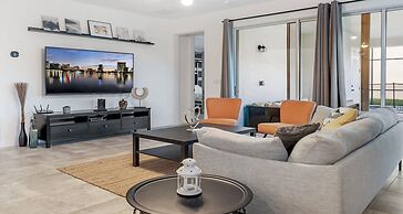 Family Oasis: Pool, Jacuzzi & Resort Access