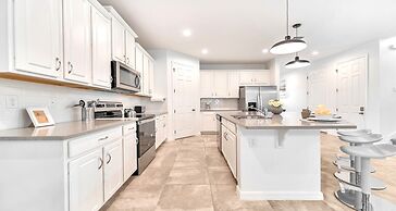 Family Oasis: Pool, Jacuzzi & Resort Access