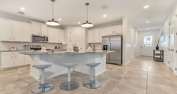 Family Oasis: Pool, Jacuzzi & Resort Access