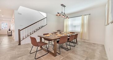 Family Oasis: Pool, Jacuzzi & Resort Access