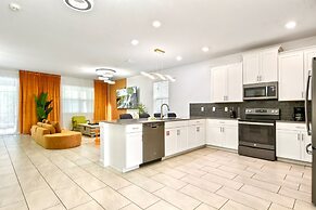 Luxury Stay: Pool, Spa, Near Disney & Outlets