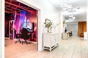 Luxury Stay: Pool, Spa, Near Disney & Outlets