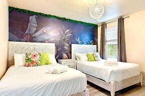 Luxury Stay: Pool, Spa, Near Disney & Outlets