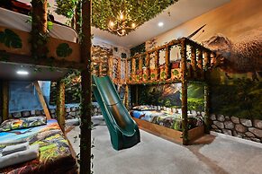 Lakeview Spacious 12br Themed Home Game/pool/spa