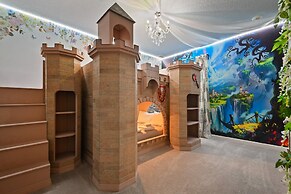 Lakeview Spacious 12br Themed Home Game/pool/spa