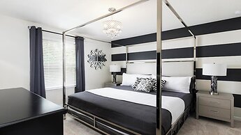 Spacious Family Home With Pool & Game Room